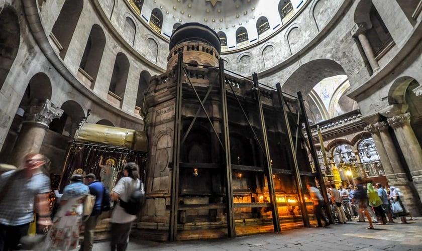 Estrutura que envolve o local onde acredita-se ter sido o túmulo de Jesus Cristo, na Igreja do Santo Sepulcro. (Foto: AP)