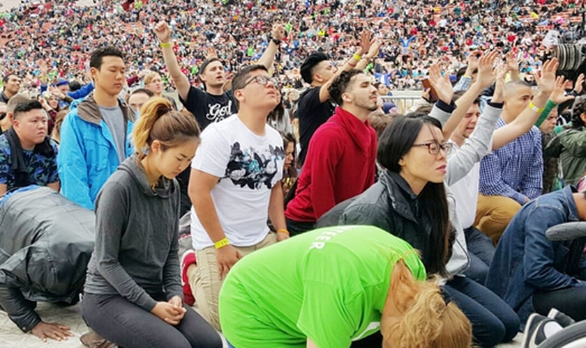 Com os assentos do estádio já lotados, dezenas de milhares de pessoas continuaram a encher o espaço em frente ao palco. (Foto: Christianity Today)