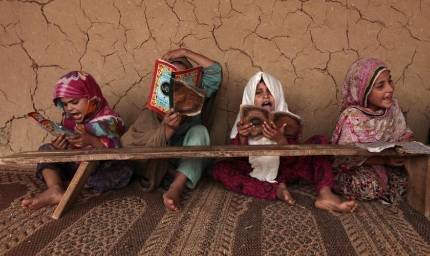 Garotas paquistanesas leem livros com versos do Corão em uma 'Madrasa' ou escola religiosa. (Foto: Reuters)