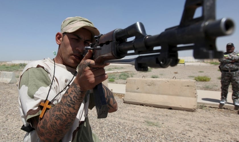 Guerreiro cristão, integrante da da Brigada Babylon, aponta arma durante treino no Iraque. (Foto: Reuters)