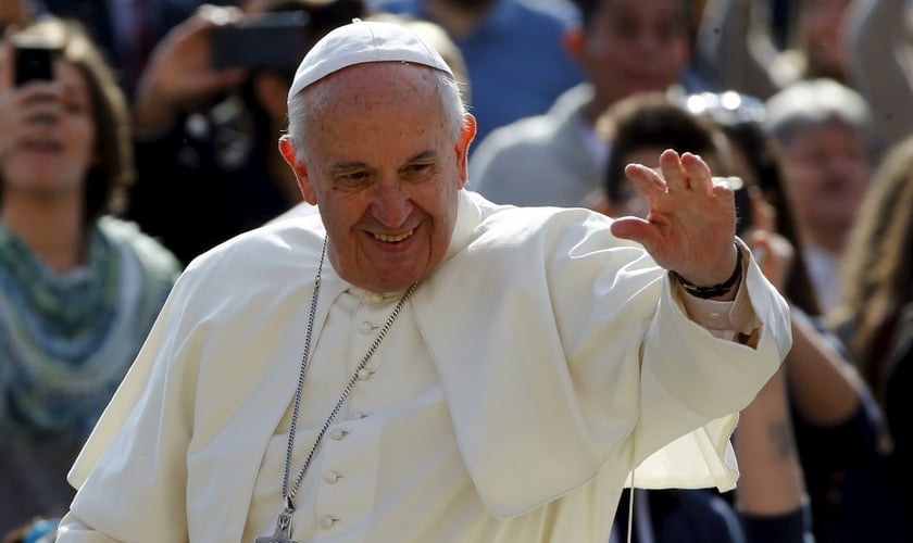 Papa Francisco acena para o povo durante sua chegada à Pração de São Pedro, no Vaticano. (Foto: Reuters)