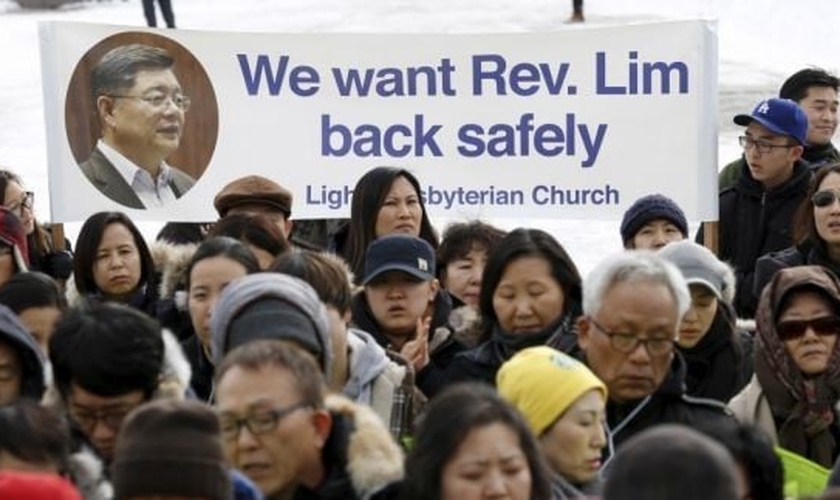 Familiares e amigos do Rev. Soo Lim protestam, clamando pela volta do líder cristão. (Foto: Reuters)