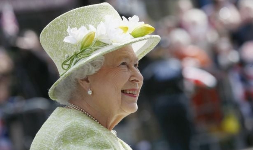 Rainha Elizabeth celebrou seus 90 anos de idade na última quinta-feira. Sua sólida fé cristã tem sido apontada como uma das razões para tal longevidade. (Foto: Stefan Wermuth / Reuters)