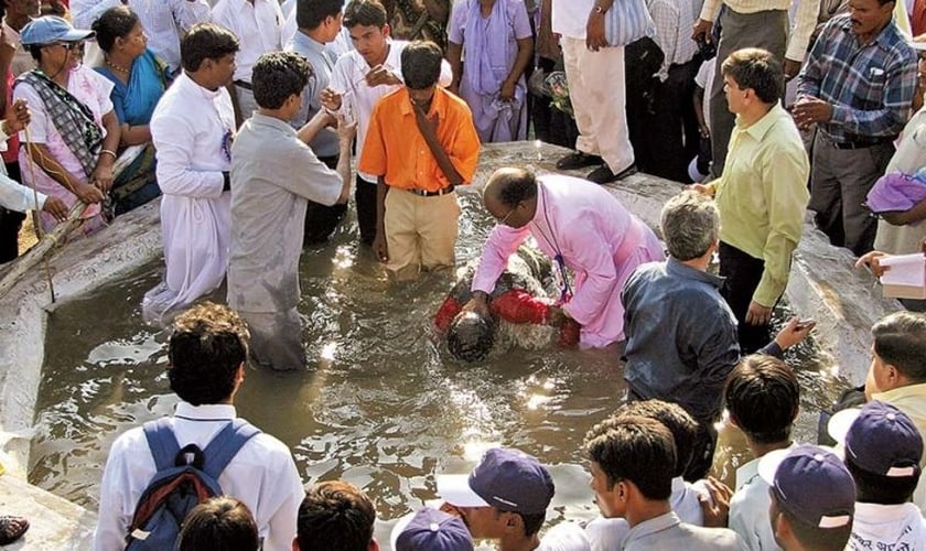 Ministro cristão batiza novos convertidos em Nagpur, na Índia. (Foto: Reuters)