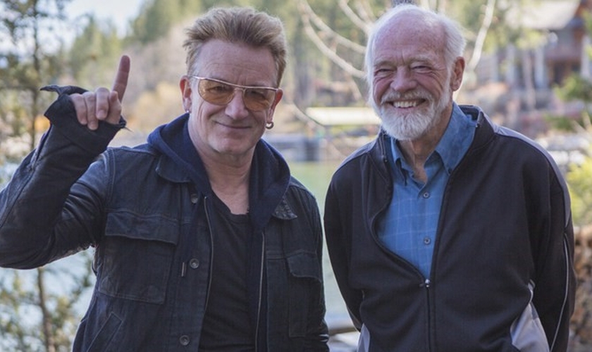 Bono Vox (à esquerda) e Eugene Peterson (à direita) posam para foto durante filmagens do novo projeto. (Foto: Divulgação)