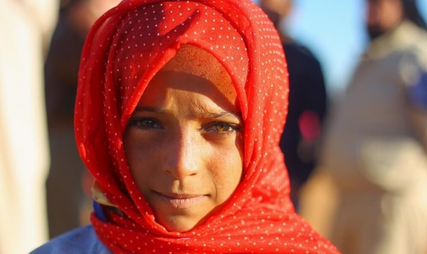 Garota posa para foto em um campo de refugiados internos na Síria. (Foto: Ammar Abdullah / Reuters)