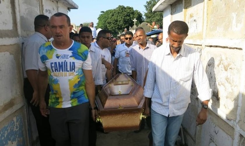Wagner Honório Lopes foi enterrado na tarde deste domingo, em Inhaúma. (Foto: Ricardo Rigel/ Extra)