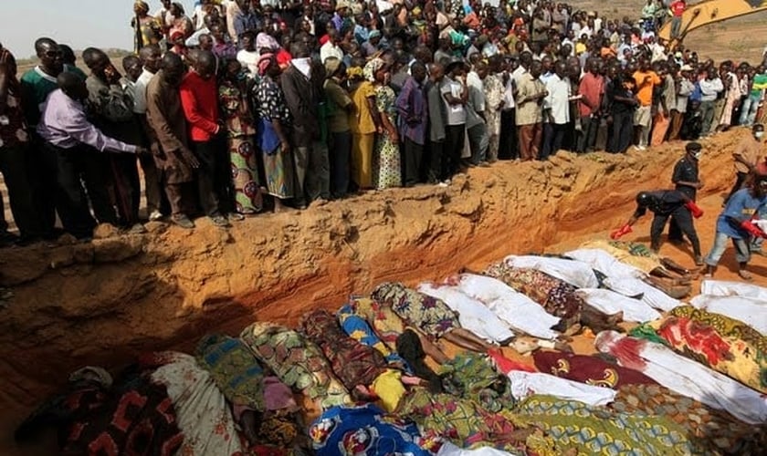 Imagem de vítimas de massacre anteriormente realizado pelos pastores Fulani. (Foto: reuters)