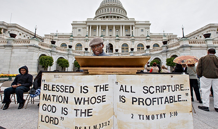 Homem participa de maratona de leitura bíblica, em frente ao prédio do governo, em Washington. (Foto: Politico_