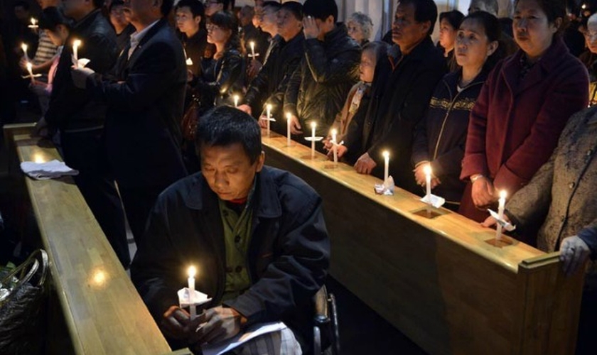 Cristãos chineses têm sofrido intensa perseguição do Partido Comunista, que tem ordenado a remoção de cruzes e até mesmo a demolição de diversas igrejas. (Foto: Reuters)