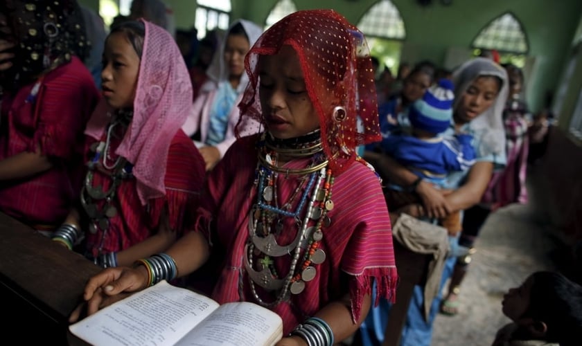 Grupo étnico participa participa de cerimônia cristã em uma igreja de Mianmar. (Foto: Reuters)
