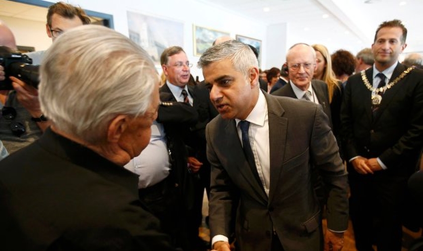 Prefeito de Londres, Sadiq Khan (ao meio) cumprimenta Harry Fleming - um sobrevivente do Holocausto Judeu - durante cerimônia em Barnet. (Foto: The Guardian)