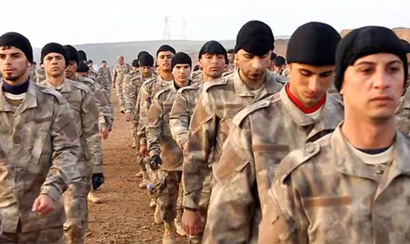 Milícia formada por cristãos assírios se prepara para combater o Estado Islâmico no Iraque. (Imagem: Youtube / captura de tela)