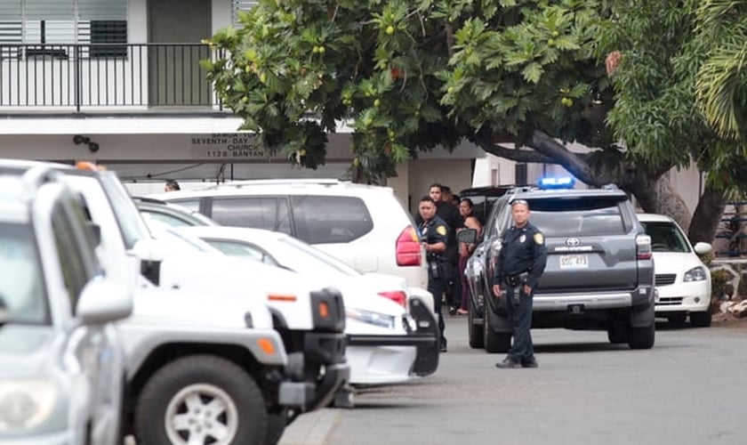 Policiais em frente a Igreja Adventista do Sétimo Dia no bairro de Kalihi, Honolulu, Havaí. (Foto: Star Advertiser)