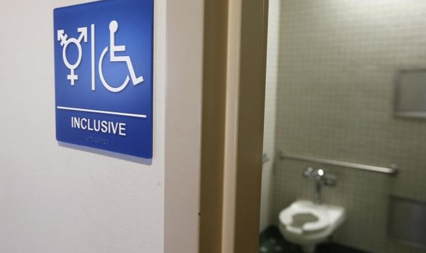 Placa indica acesso a 'banheiro inclusivo' nos Estados Unidos. (Foto: Reuters)