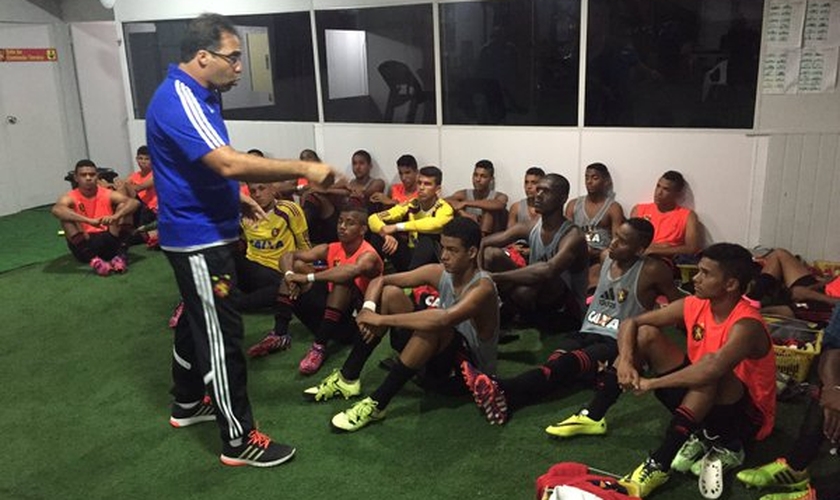 Técnico Júnior Câmara dá Palavra de encorajamento aos jogadores, antes de partida. (Foto: Twitter)