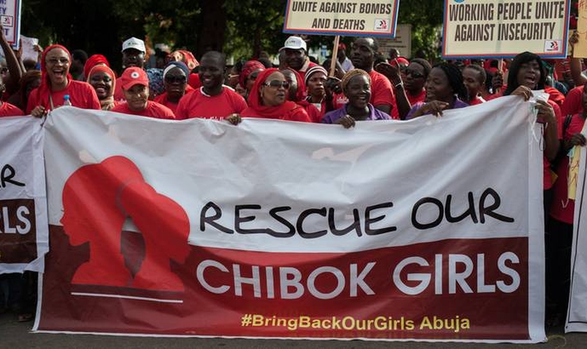 Famílias de Chibok protestam, pedindo que o governo nigeriano resgate suas filhas do domínio do Boko Haram. (Foto: Daily Maverick)