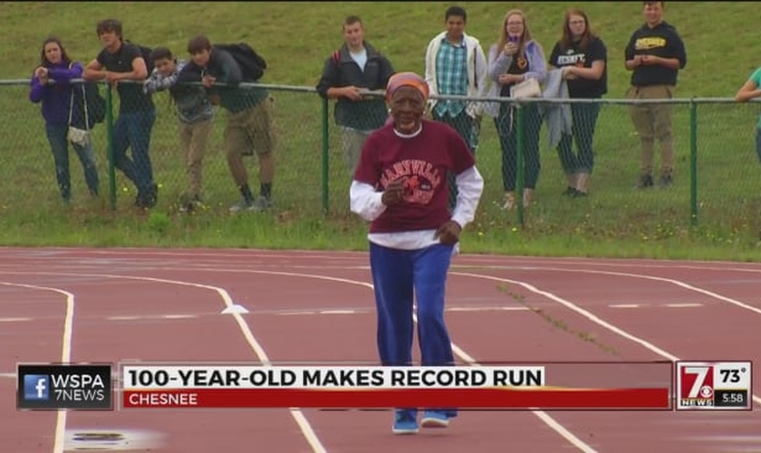 Ella Mae Colbert corre para quebrar o recorde dos 100 metros, no Alabama. (Imagem: WSPA News)