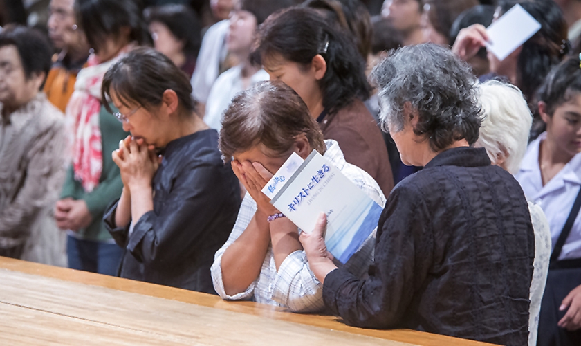 Japoneses se emocionam durante homenagem às vítimas de Fukushima, no Japão. (Foto: BGEA)