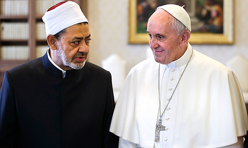 O papa Francisco recebeu o líder religioso da Mesquita de al-Azhar, Ahmed al-Tayeb, no Palácio Apostólico. (Foto: Max Rossi/Associated Press)