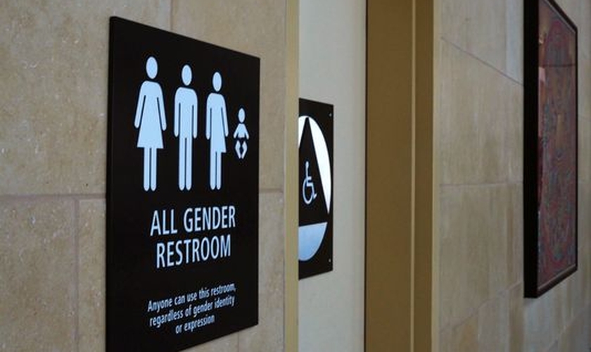 Placa indica acesso a 'banheiro inclusivo' nos Estados Unidos. (Foto: USA Today)