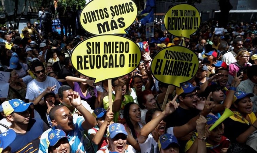 Venezuelanos saem às ruas para protestar contra o presidente da Venezuela, Nicolás Maduro. (Foto: Reuters)