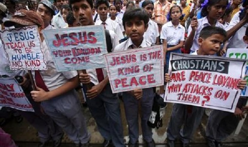 Estudantes escutam discurso de líder cristão, durante protesto em Calcutá, Índia (Foto: Reuters)