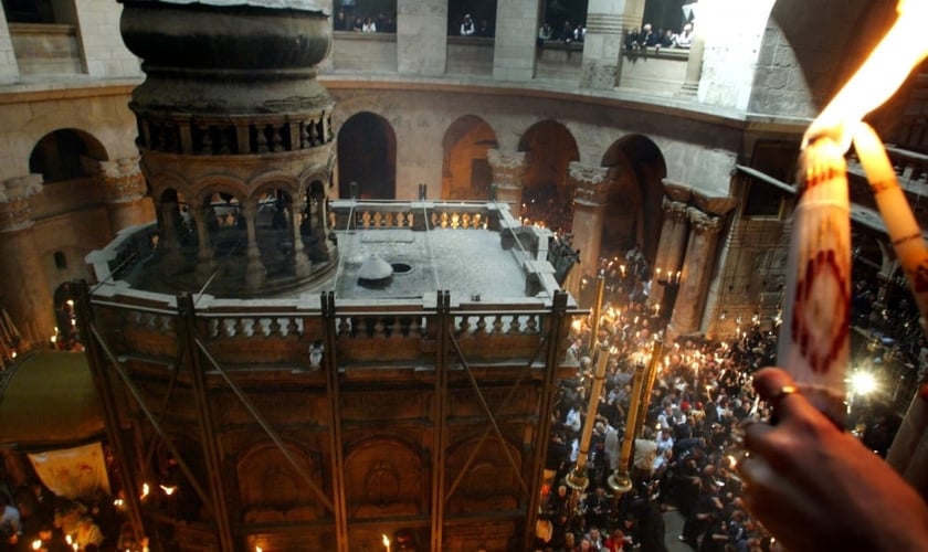 Local onde acredita-se que Jesus Cristo foi sepultado após sua crucificação, o 'Santo Sepulcro' é visitado por milhares de pessoas diariamente. (Foto: Reuters)