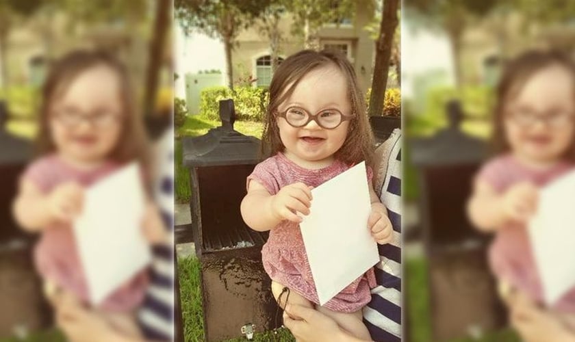 Com a ajuda de sua filha de apenas 1 ano e 3 meses, a pequena Emersyn Faith, a mãe Courtney Baker colocou a carta na caixa do correio, no final de maio. (Imagem: In USA News)