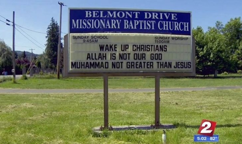 Instalada em frente à igreja, a placa diz "Acordem, cristãos. Alá não é o nosso Deus. Maomé não é maior do que Jesus". (Imagem: KATU)