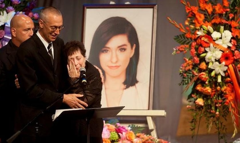 A cerimônia foi acompanhada por membros de sua família, incluindo seu pai, Albert Grimmie, que falou, emocionado, que sua fé continua firme em Deus, apesar da dura perda. (Foto: Reuters)