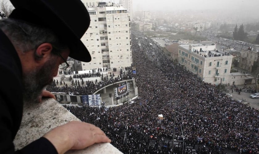 Judeu ultra-ortodoxo olha para um evento de oração em massa em Jerusalém. (Foto: Reuters/Darren Whiteside)