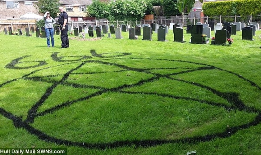 As 'figuras' foram pintadas com tinta a base de óleo, no gramado dentro do terreno da igreja, em East Yorkshire. (Foto: Daily Mail)
