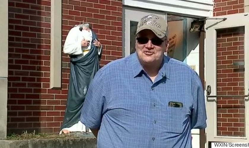 Pastor Brad Flaskamp em frente à sua igreja. (Foto: Huffington Post Canada)