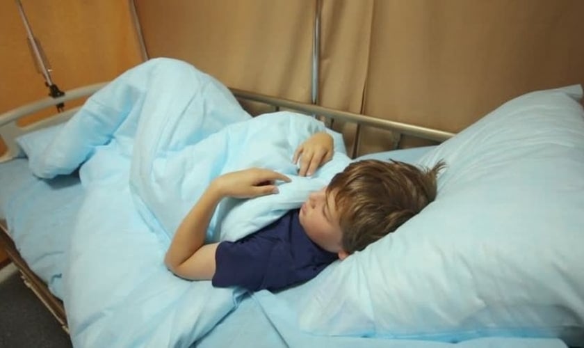 Imagem ilustrativa. Garoto deitado em uma cama de hospital. (Foto: Shutterstock)