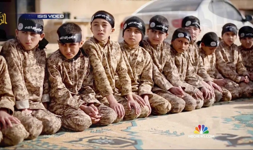 Crianças treinadas pelo Estado Islâmico. (Foto: Lawfare)