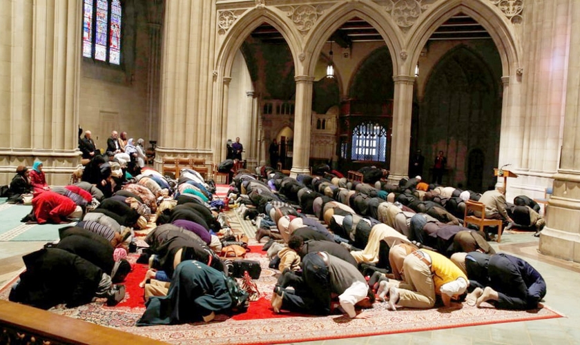 Muçulmanos na Catedral Nacional de Washington durante a oração de sexta-feira. (Foto: Reuters/Larry Downing)