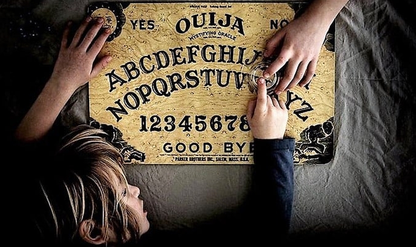 O jogo Ouija consiste em invocar espíritos e deixar que eles "movam" uma lupa sobre o tabuleiro de madeira. (Foto: Getty)