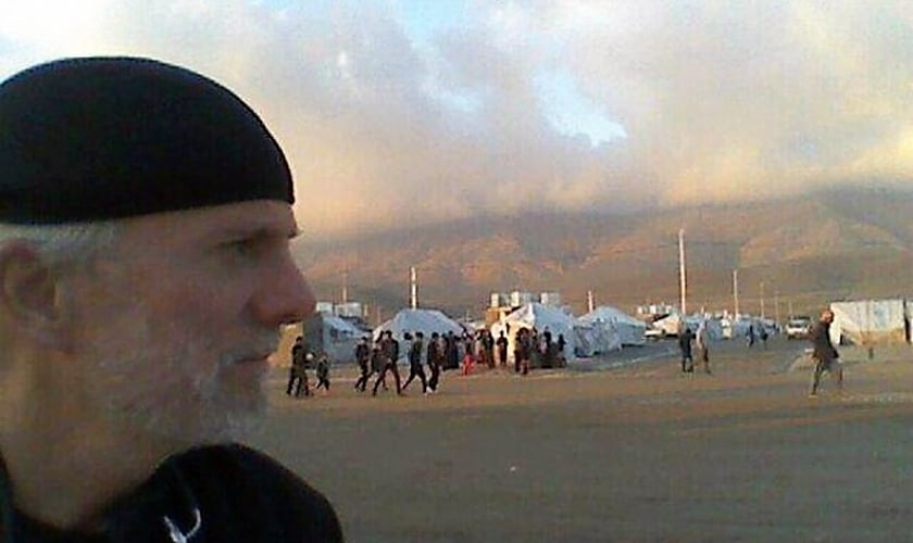 Pastor William Devlin (à esquerda) em visita a um campo de refugiados no Iraque. (Foto: Arquivo Pessoal)