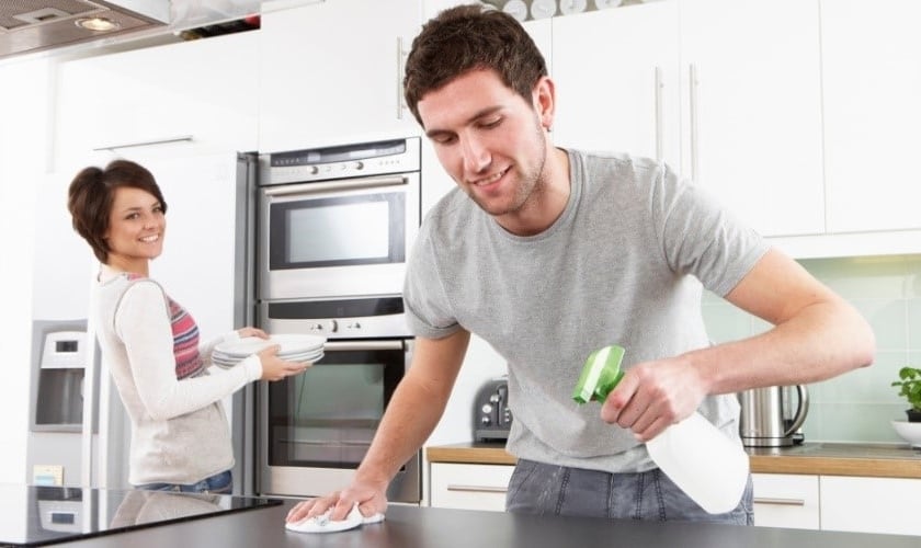Marido divide tarefas domésticas com esposa. (Foto: 6 meses para mudar)