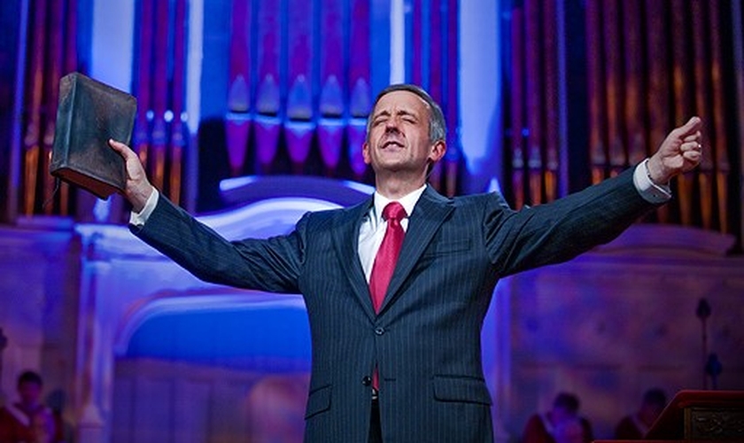 Pastor Robert Jeffress lidera a Primeira Igreja Batista de Dallas, no Texas. (Foto: D Magazine)