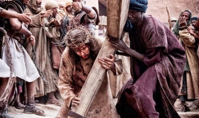 Cena da crucificação de Jesus no filme "Paixão de Cristo". (Imagem: Youtube)
