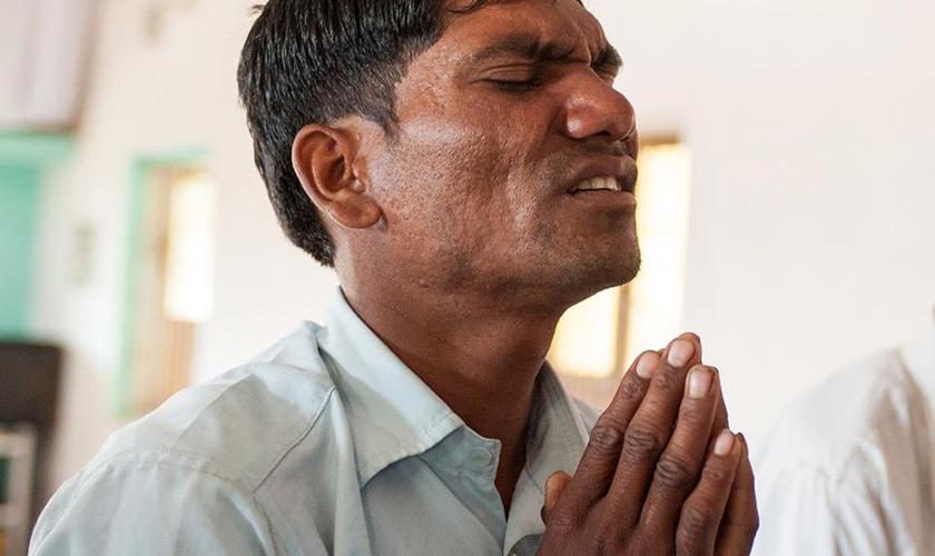 Homem durante momento de oração, na região da Ásia. (Foto: Gospel For Asia)