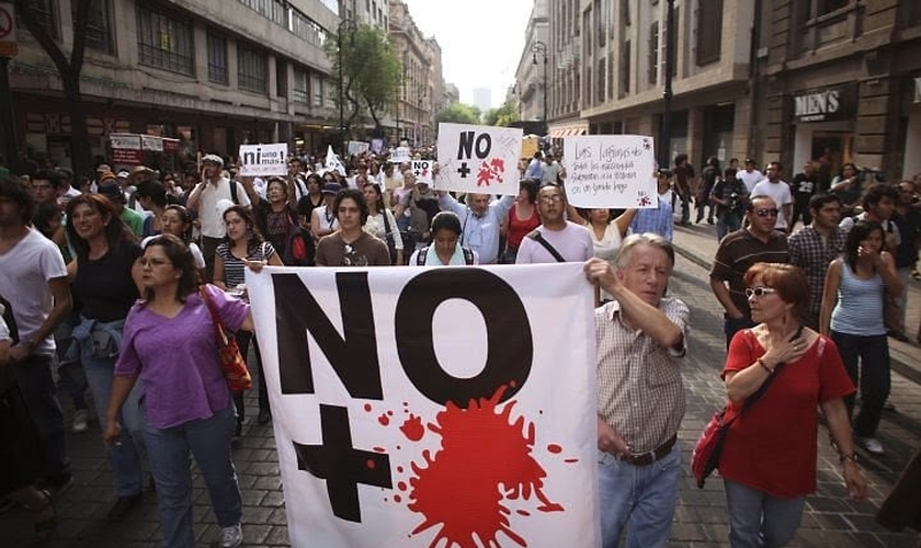 Cidadãos protestam contra a violência gerada pelo narcotráfico, no México. (Foto: aviagens)