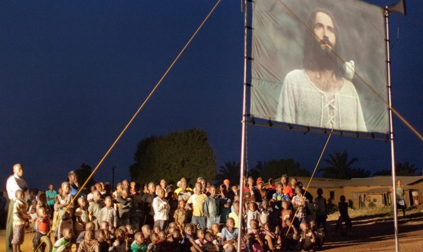 Exibição do filme 'Jesus' sendo realizada em comunidade. (Foto: Jesus Film Project)