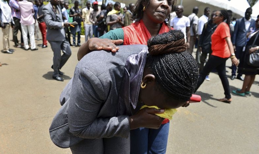 Mulher chora a perda de colegas após ataque terrorista na Universidade de Garissa. (Foto: Reuters)