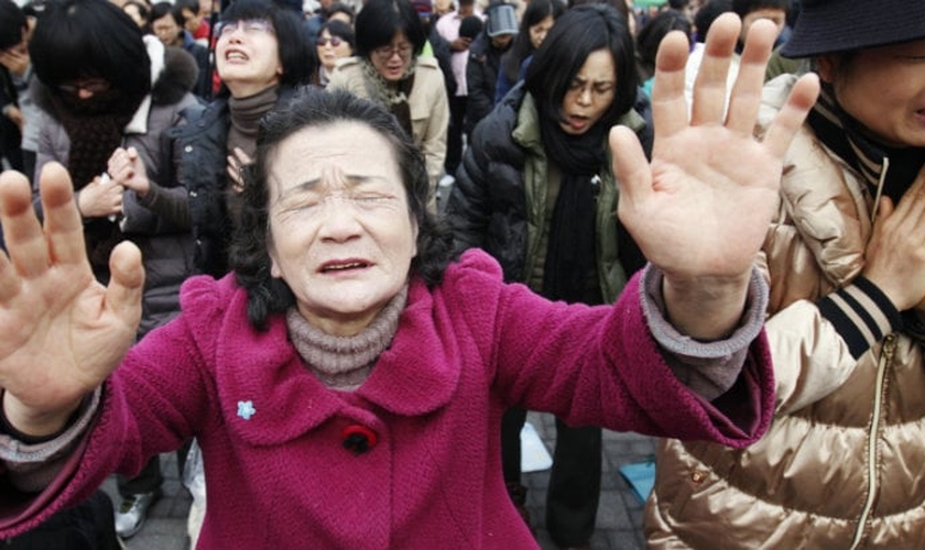Cristãos participam de culto na China. (Foto: Reuters)