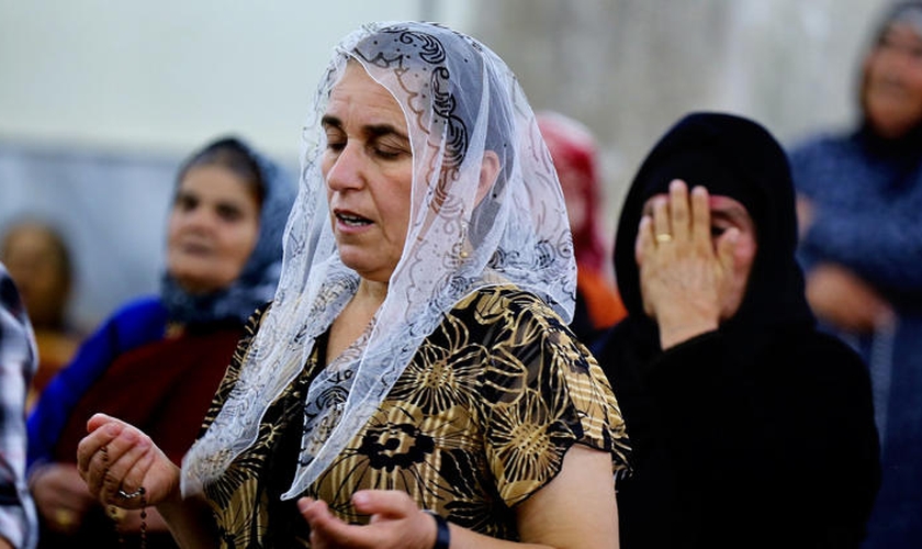 Mulheres em momento de oração no Iraque, que já completa 14 anos de guerra. (Foto: Reprodução)