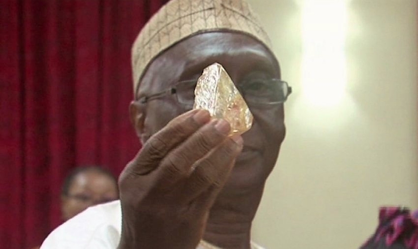 Pastor Emmanuel Momoh mostra o diamante que encontrou em Serra Leoa. (Foto: Toronto Star)