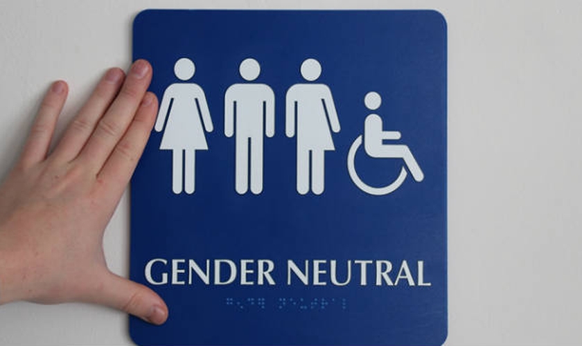 Plaqueta indica banheiro transgênero nos EUA. (Foto: The Hill)